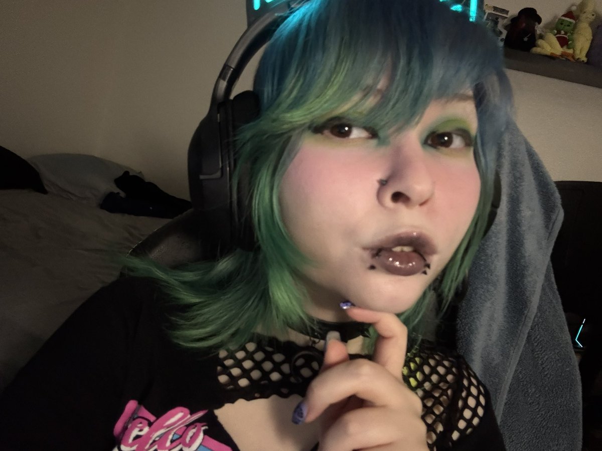 thekoiyu's tweet photo. Did a cute green makeup look for my stream today! https://t.co/k13B8JiKZ9