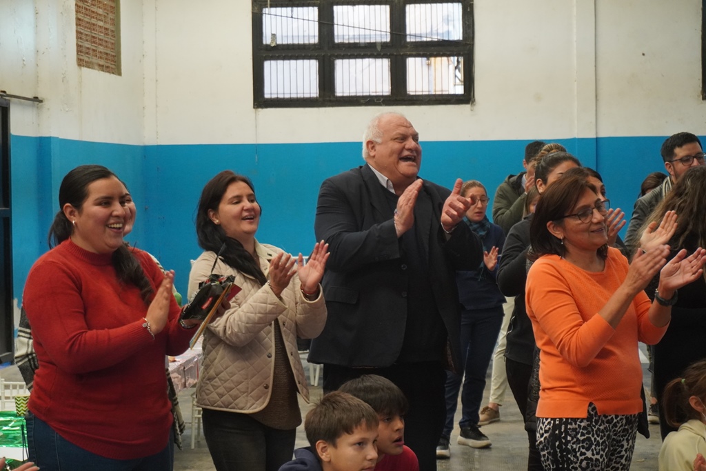 MDSTuc's tweet photo. EL MINISTRO MASSO ENCABEZÓ EL ENCUENTRO DE HERMANOS, EN UNA JORNADA DE CIRCO Y ALEGRÍA PARA UNIR A LA FAMILIA

Leer la nota completa 👉https://t.co/SunyzgQfOj https://t.co/jo9yNZogqe