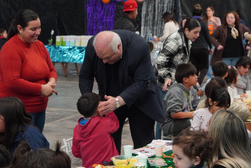 MDSTuc's tweet photo. EL MINISTRO MASSO ENCABEZÓ EL ENCUENTRO DE HERMANOS, EN UNA JORNADA DE CIRCO Y ALEGRÍA PARA UNIR A LA FAMILIA

Leer la nota completa 👉https://t.co/SunyzgQfOj https://t.co/jo9yNZogqe