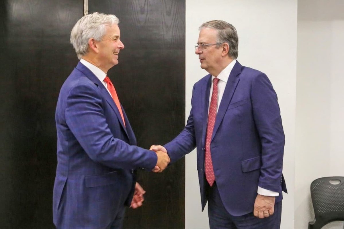 m_ebrard's tweet photo. Muy cordial bienvenida a Jeffrey Goettman ( Deputy USTR ) quien encabeza la delegación norteamericana en la ronda de conversaciones de esta semana en la Secretaría de Economía . Great to see you Jeffrey in México !!! https://t.co/mLia7Sht4K