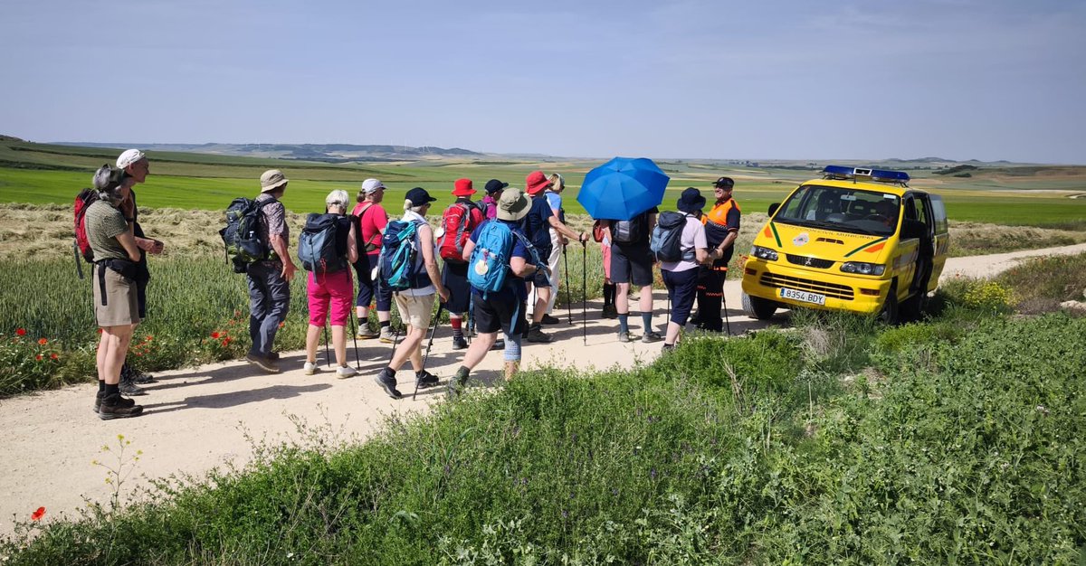 PCivilBurgos's tweet photo. ℹ️Sigue el calor ☀️ y nosotros seguimos cubriendo el #CaminodeSantiago a su paso por la provincia de Burgos. 

Hoy hemos cubierto el tramo Burgos-Itero del castillo… ¡Os mostramos algunas fotos del tramo! https://t.co/oZpwDXKBuG