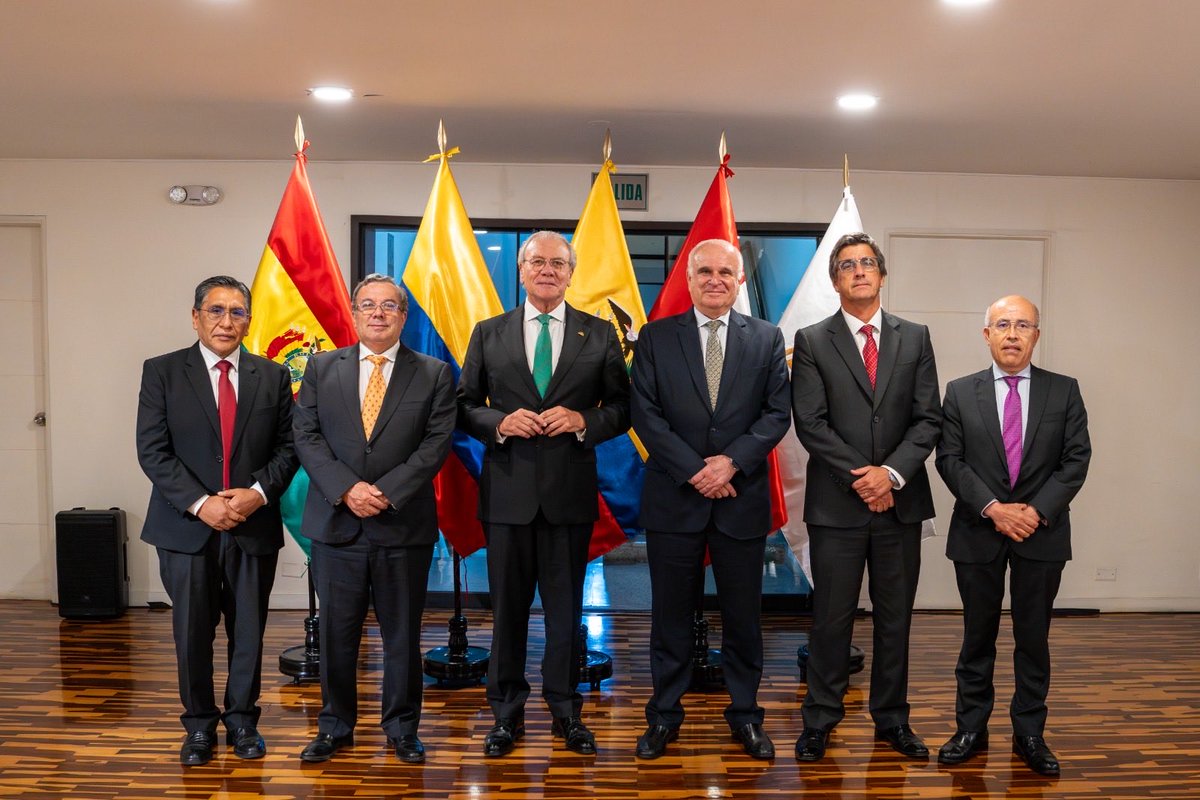 ComunidadAndina's tweet photo. #57AñosCAN 
Autoridades y representantes de Bolivia, Colombia, Ecuador y el Perú, así como el cuerpo diplomático acreditado en el Perú y funcionarios de la Secretaría General de la #ComunidadAndina participaron en la ceremonia conmemorativa por el 57° aniversario de la firma del Acuerdo de Cartagena. 🇧🇴 🇨🇴 🇪🇨 🇵🇪
