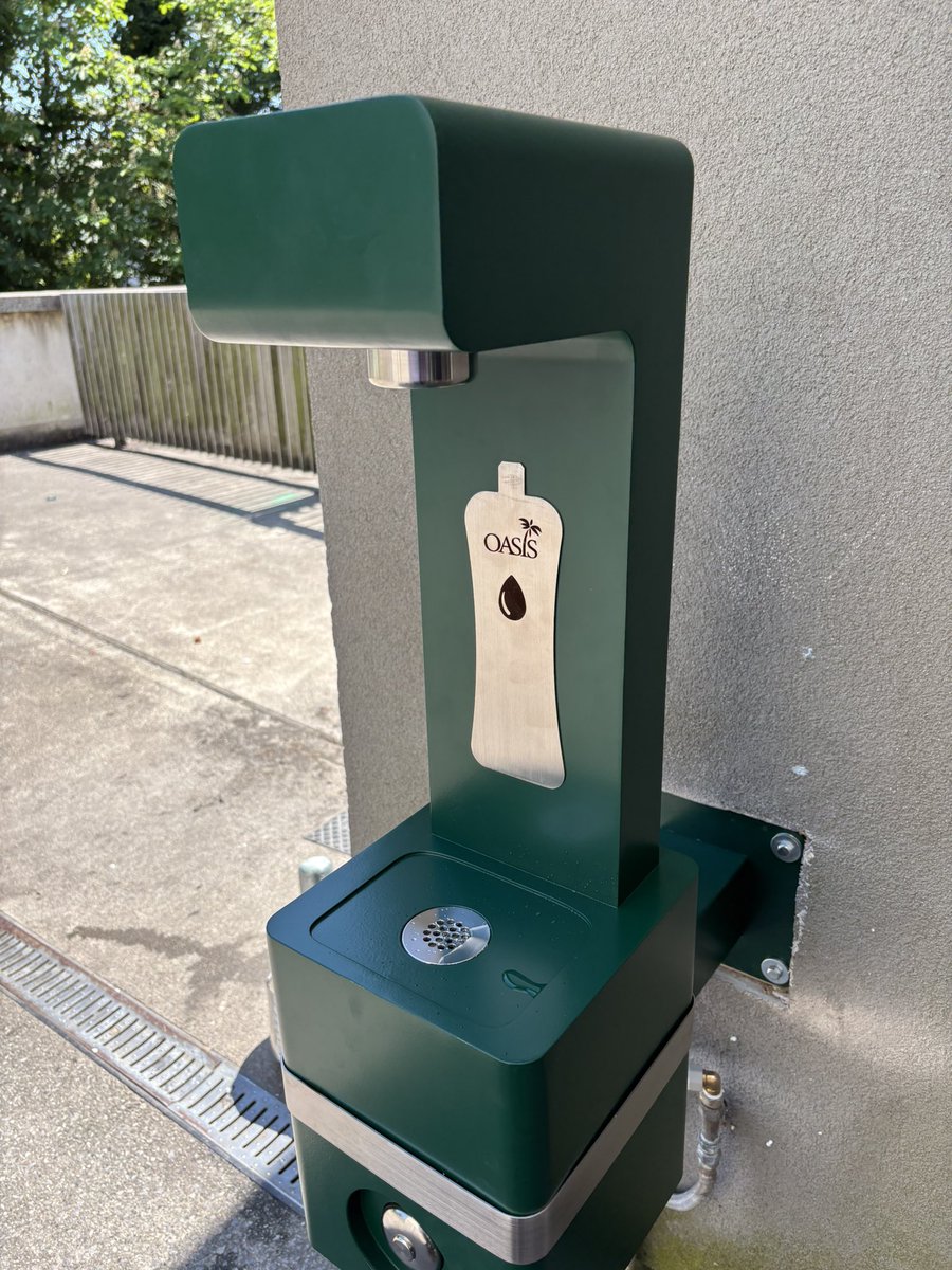 ArdscoilRisLimk's tweet photo. Many thanks to our Student Council for the work they put into their proposal to our Parent Council to part fund our brand new “Outdoor Oasis Green Wall Mounted filtered Bottle Filler” which was installed this morning. Thanks also to our Parent Council for their ongoing support! https://t.co/rZgnZXC6s5