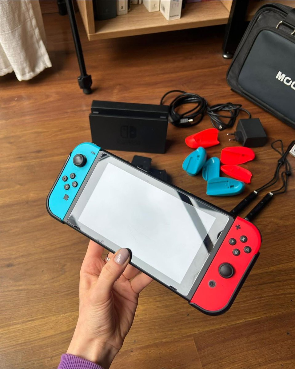 ca_ta_0's tweet photo. Gente, to vendendo esse Switch!

Ao todo, são esses itens:
* Nintendo Switch V1
* Joy-Cons neon originais
* Dock 
* Fonte 
* Cabo HDMI
* Grip para Joy-Con
* Straps/alças para Joy-Con
* Case de transporte
* Protetores de analógico
+ Jogo Super Mario Bros. Wonder

Por R$2.100,00 https://t.co/OoXCiS9uXn
