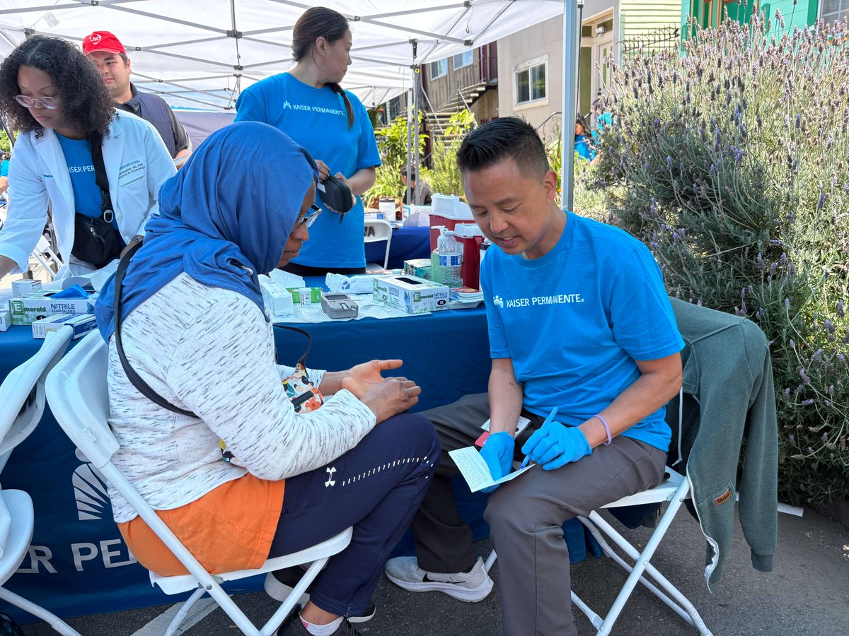 KPSanFrancisco's tweet photo. Over the weekend, we were proud to team up with @KPSoSF to offer free health screenings for festival guests at Carnaval San Francisco. Volunteers gave blood pressure and glucose checks, physical therapy demonstrations, offered education on sugar-sweetened beverages and more. https://t.co/12hdEIbCcB