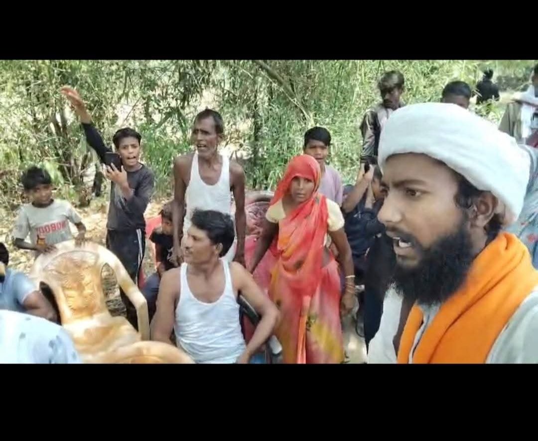 AnshMaurya6379's tweet photo. @kpmaurya1 @dmhardoi @dgpup @hardoipolice @CMOfficeUP जनपद हरदोई स्थित ग्रा०महुआ कोला,थाना-बेनीगंज में ग्रामवासियों द्वारा अपनी निजी भूमिधरी जमीन पर स्थापित बुद्ध विहार में तथागत बुद्ध की प्रतिमा को जबरन हटवाने के लिए पुलिस बल सहित एस०डी०एम मौके पर पहुंची जो कि न्यायसंगत नहीं है https://t.co/AzYhaqIrBs