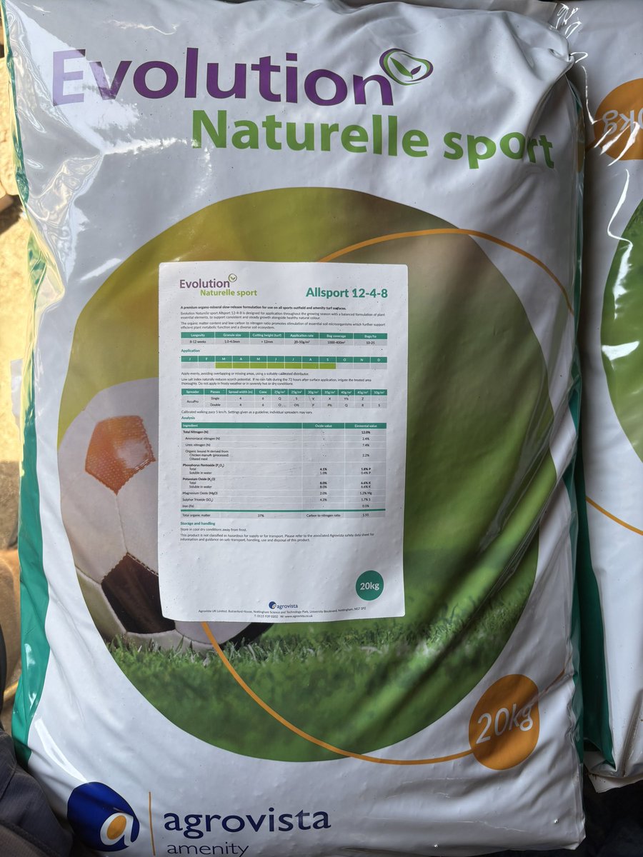 jayberkhauer24's tweet photo. 2nd team pitch hit with a feed of @AgrovistaAMNTY evo naturelle and a drink to wash in (1st team tomorrow) . My go to summer base feed. Organic, no chance of scorching with our irrigation and size of the site to keep wet + very good price! @AndrewNorman76 @Sidcupcc 🐓💩 😷 https://t.co/JkYJFwlrHV