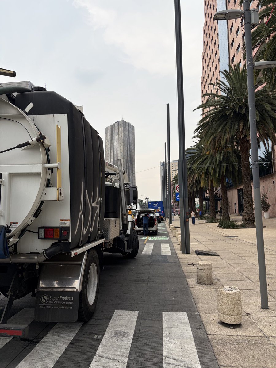 monmargo's tweet photo. Pasé por el nuevo tramito de ciclocarril hacia el Monumento a la Revolución. 

Ora nomás hay que hacerle ver a los autos y camiones que no es estacionamiento, @SSC_CDMX https://t.co/gyIbgr6whV