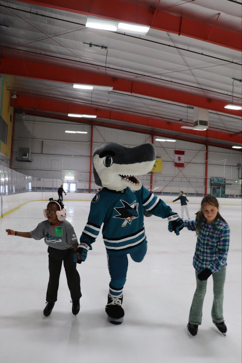 sjscommunity's tweet photo. A library built by little hands 💙📚

Students from Sylvia Mendez Elementary School got to visit @OICSharksIce today to see the finished Little Free Library they helped paint through the Reading is Cool program, then hit the ice with @sjsharkie 🦈 https://t.co/UdEPJtrrSw