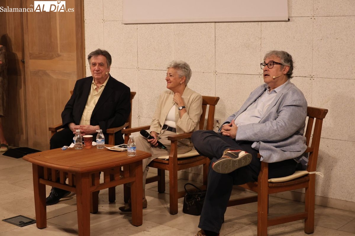SArtvALDIA's tweet photo. 🗣️ (FOTOS) | «La Casa de las Conchas de #Salamanca abre el FÀCYL 2026 con Juan Manuel de Prada, Luis Landero y Anna Caballé @FacylFestival
👉 https://t.co/uU08HR6zjJ https://t.co/gdsxDKpurs