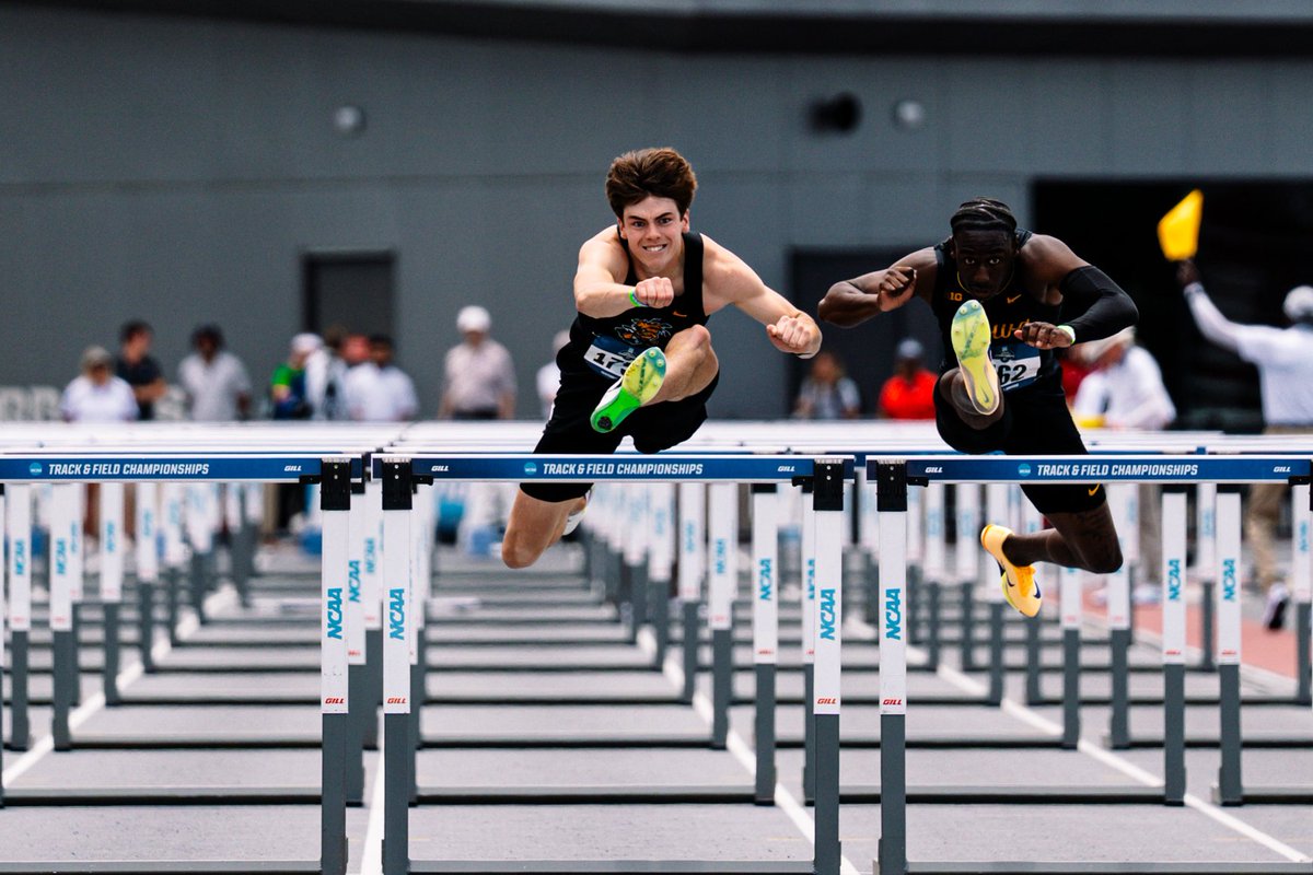 GoShockersTFXC's tweet photo. 𝐀𝐃𝐕𝐀𝐍𝐂𝐄𝐃 ➡️

Tyler Carroll advances to Friday's quarterfinals with the No. 6 110-meter hurdles time in school history, running 13.76!

#FearTheWheat https://t.co/nGJVIuj4Ke