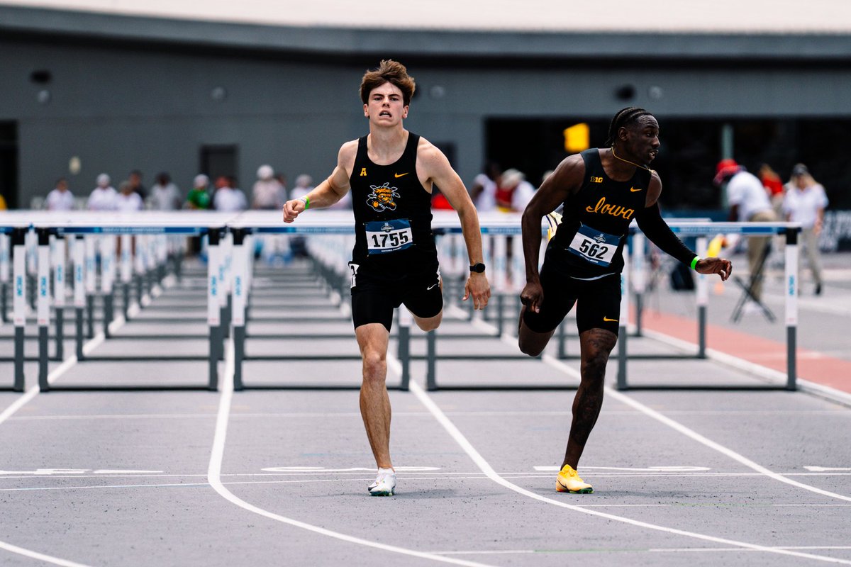 GoShockersTFXC's tweet photo. 𝐀𝐃𝐕𝐀𝐍𝐂𝐄𝐃 ➡️

Tyler Carroll advances to Friday's quarterfinals with the No. 6 110-meter hurdles time in school history, running 13.76!

#FearTheWheat https://t.co/nGJVIuj4Ke