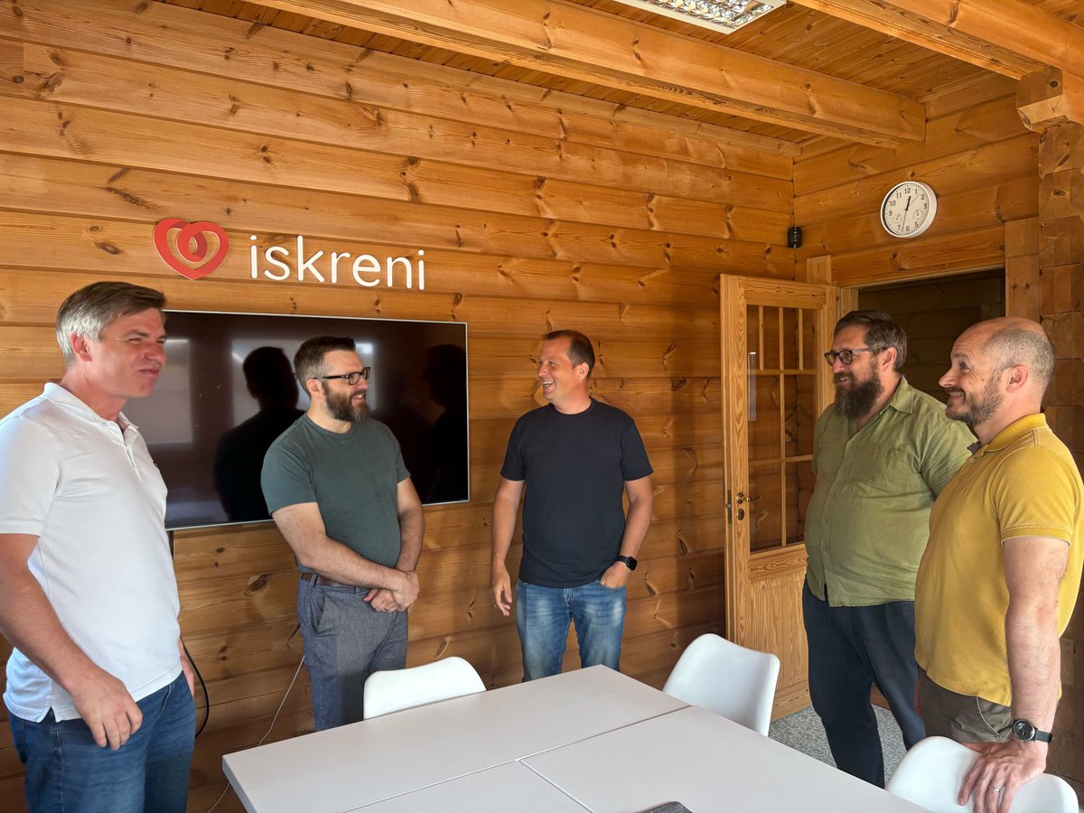 VovkIgor's tweet photo. Danes je na @iskreninet pokalo od moške energije 💪 @Nejk0 je pripeljal @GiffLasta Odlična debata o moškemu kot voditelju in tudi vplivu komunizma na Slovenijo. https://t.co/HanJnuZNNW