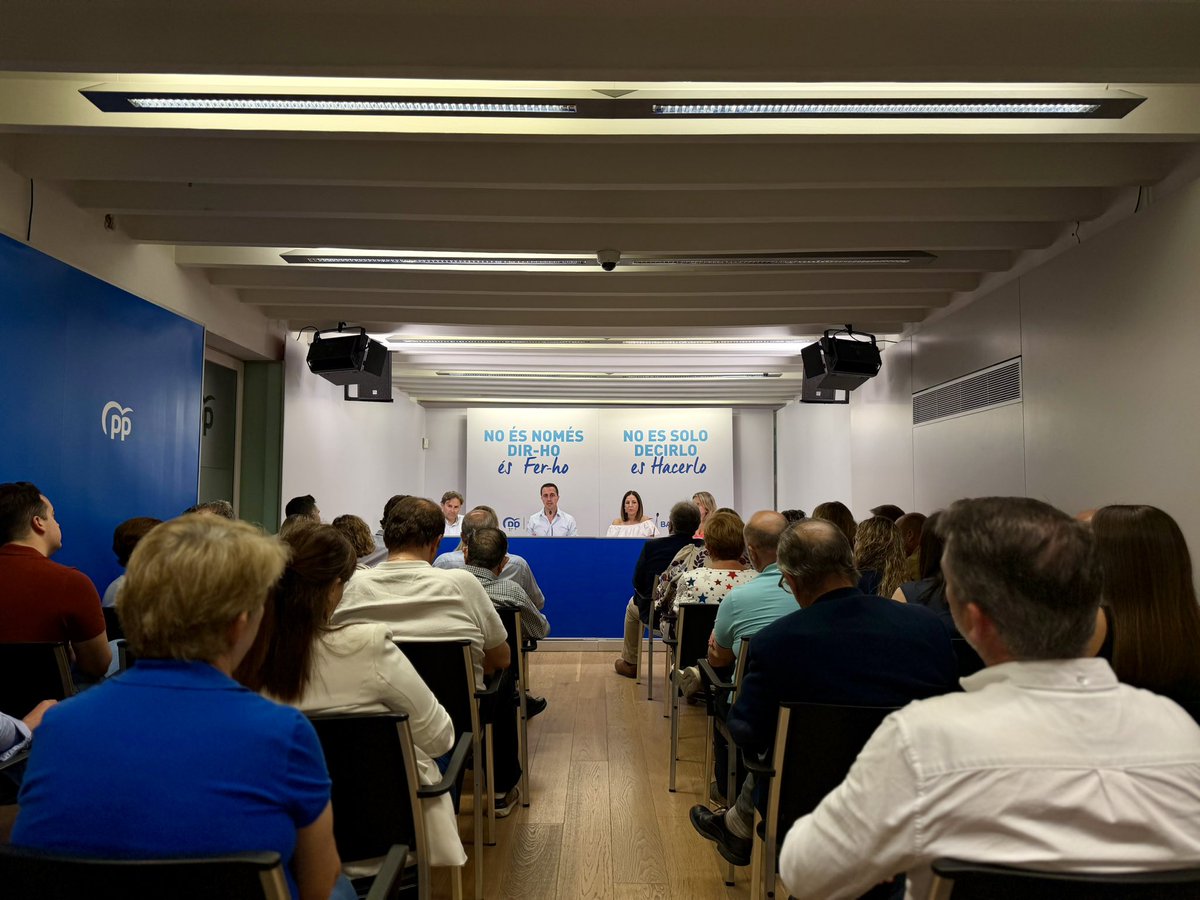 PPdeMallorca's tweet photo. 💙 El @PPdeMallorca continua reforçant el seu projecte amb la celebració de la Junta Directiva Insular i l’aprovació del nou organigrama del partit.

Amb el lideratge de @Ll_Galmes, la nova estructura incorpora @FerriolJaume com a secretari general insular i @AntoniaRoca com a vicepresidenta, juntament amb la resta de vicesecretaries i secretaries executives que continuaran fent gran aquest projecte.

Una nova etapa amb un objectiu molt clar: continuar defensant Mallorca i els interessos dels mallorquins amb més força, més equip i més il·lusió que mai.

#EnBonesMans

🔗 https://t.co/02EyRRdPqA