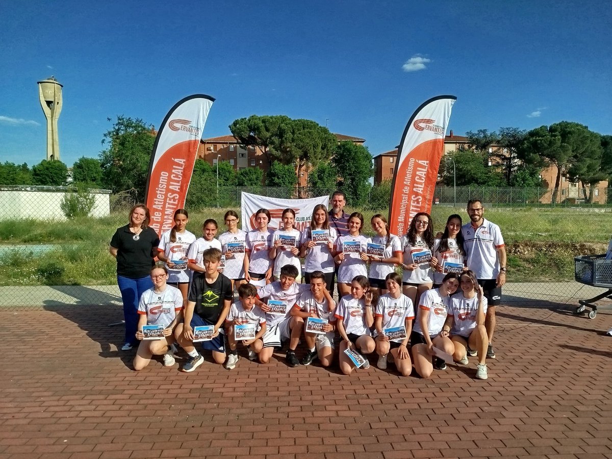 PSOEAlcaladeH's tweet photo. 🏃🏻‍♀️DEPORTE I Clausura de la temporada de  2025-2026 de la Escuela Municipal de Atletismo del Club Atletismo Cervantes @cervantesatl 
Nuestro concejal @AlbertoBlazquez les ha acompañado. 
¡Gracias por vuestro trabajo!🤗 https://t.co/wGlfS8xSMd