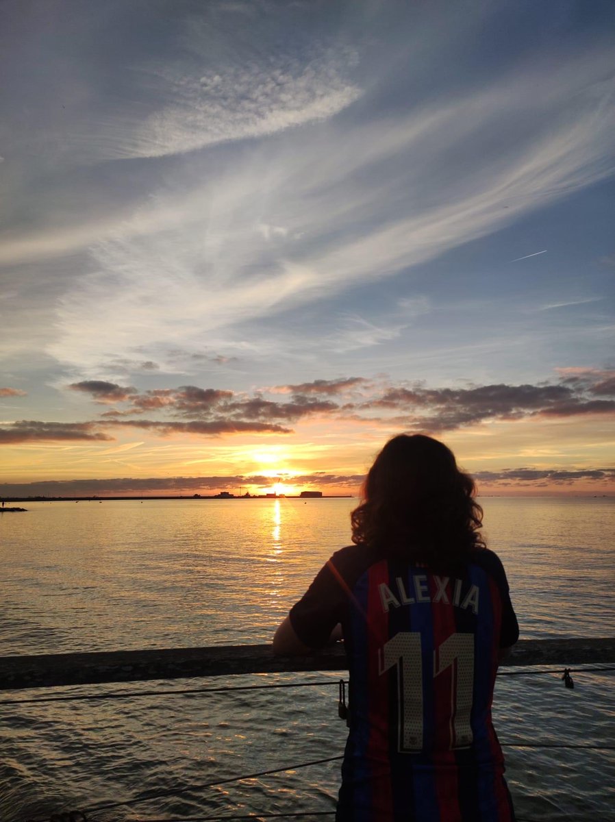 Alballeixa's tweet photo. Νomés hi ha una reina….👑 Alèxia és Barça, és lluita, és exemple, és elegància, és màgia, és referent, és tot lo bo que que el fútbol femení mereix. Gràcies per tant! https://t.co/dAxv4COsFl