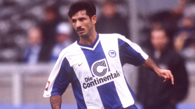 Moving_Unit's tweet photo. @TJMPodcast @HerthaBSC @AbsoluteHertha @CentralHertha @herthajpg @Hertha_ARG @kicker_BSC @HerthaBerlinUK @HerthaInters @HerthaBSCFrauen Ali Daei. When I played Pro Evo with my younger brother I had to play Iran to even the playing field. Him and Azizi the star men. He's all I think about when I think Hertha. Can he look any cooler!? https://t.co/f2jZBsI6uM