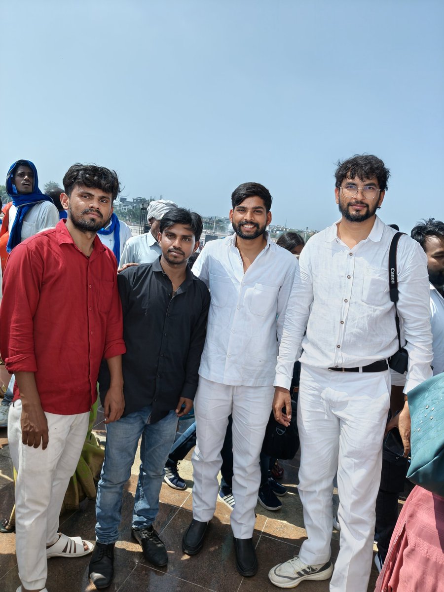 Vishalbhartibsp's tweet photo. जन्मदिन की बहुत-बहुत बधाई और ढेर सारी शुभकामनाए @vimalvarun भईया 💐🎉🥳🎁🎂🎈
आपके उतम स्वास्थ्य व खुशहाल जीवन और उज्जवल भविष्य की तथागत बुद्ध से मंगलकामनाए करते है।
 @adarsh_pradhang @Kul9deepgGautam https://t.co/tidF9B1BLL