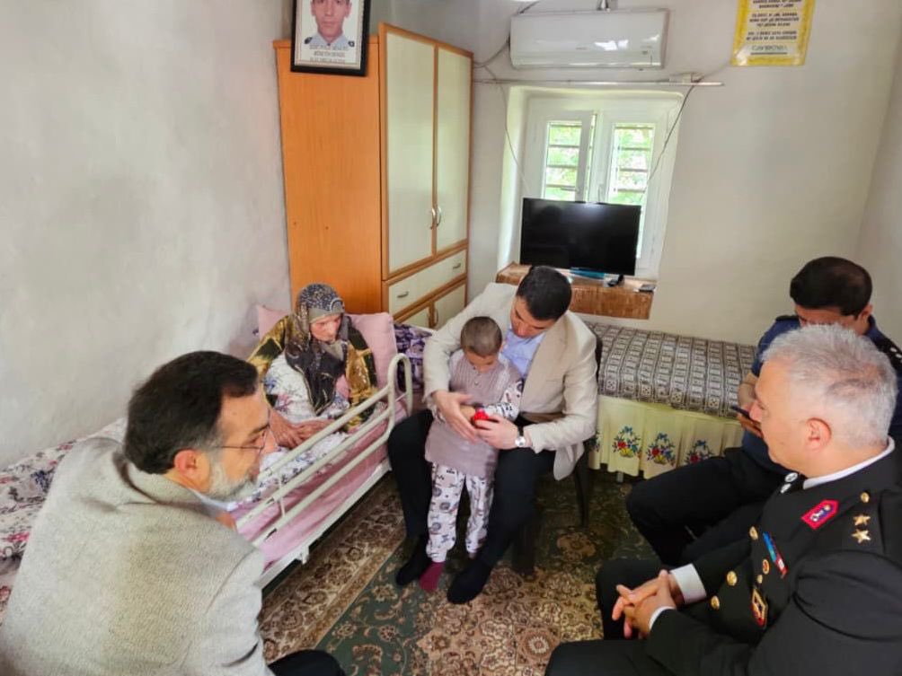 TKaymakamligi's tweet photo. Kaymakamımız Sayın Volkan ÖZER, Aziz Şehitlerimizin bizlere emaneti olan kıymetli aileleriyle bayramlaştı.

https://t.co/Zfl93gwgi2 https://t.co/5QTMOwTMcq