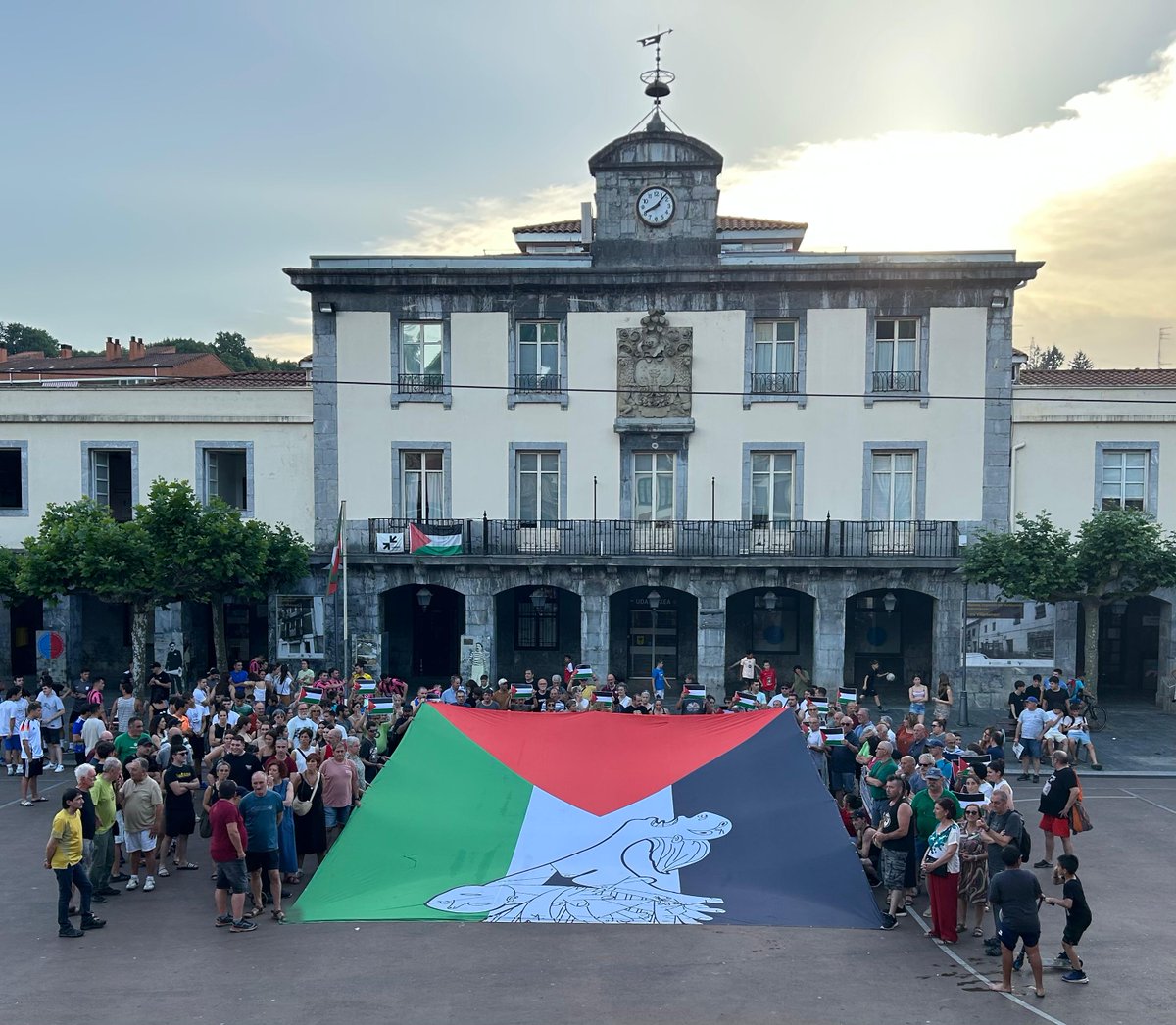 ehbilduAmasaVil's tweet photo. Gaur ehunka lagun elkartu gara Villabonako plazan, palestinar herriari eta Global Sumut flotillako ekintzaileei gure elkartasuna eta babesa adierazteko, eta pasa den larunbatean Loiuko aireportuan Ertzaintzak eragindakoa tinko salatzeko.

#PalestinaAurrera #IndarkeriaPolizialikEz https://t.co/SUg9uubBVj