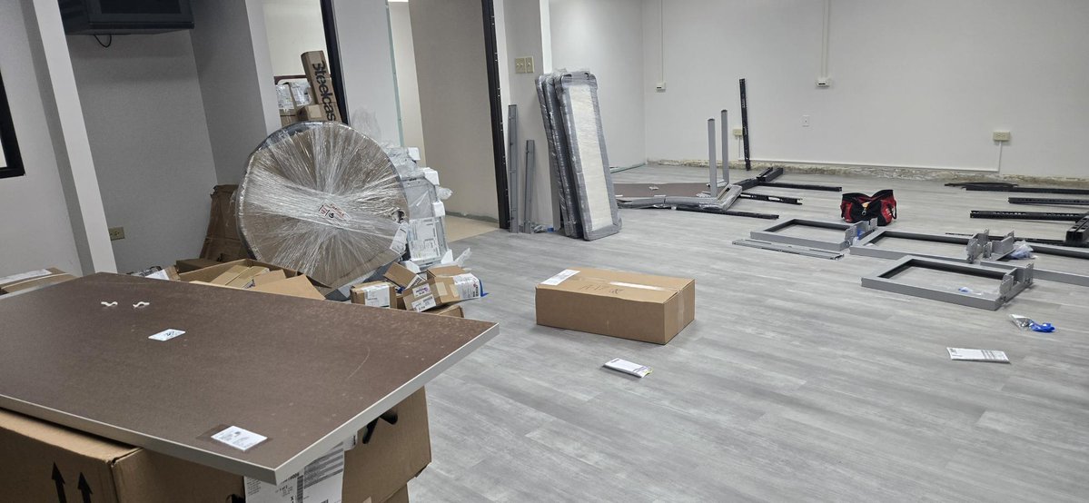 ohl_uprm's tweet photo. ¡Llegaron los muebles! @Steelcase @BibliotecaUPRM  @uprm https://t.co/Y3KdsjX1HD