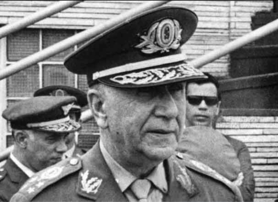 MacumbariaEso's tweet photo. Médici Hipotético:
-Matou 6 milhões de comunistas em 4 anos
-Recrutou 271 mil agentes do DOPS
-Torturou a Dilma pessoalmente
-Fez os cadáveres dos perseguidos explodirem pra ninguém achar
-Fez o Brasil ser uma potência maior que EUA e União Soviética https://t.co/7ufgqyDfPk