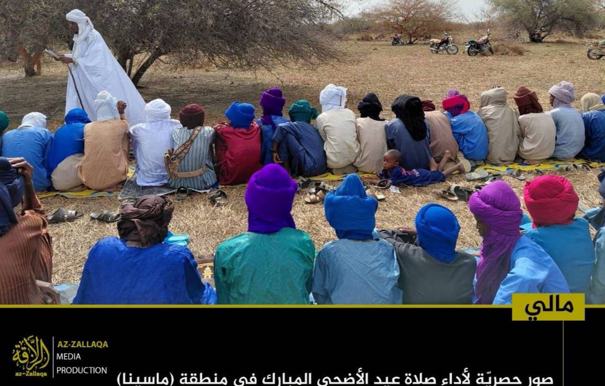 beyazminare26's tweet photo. #Mali

#CNIM, Masina bölgesinde Kurban Bayramı dolayısıyla namaz kılan müc@hitleri gösteren fotoğraflar yayınladı. https://t.co/DpNCF1qsBx