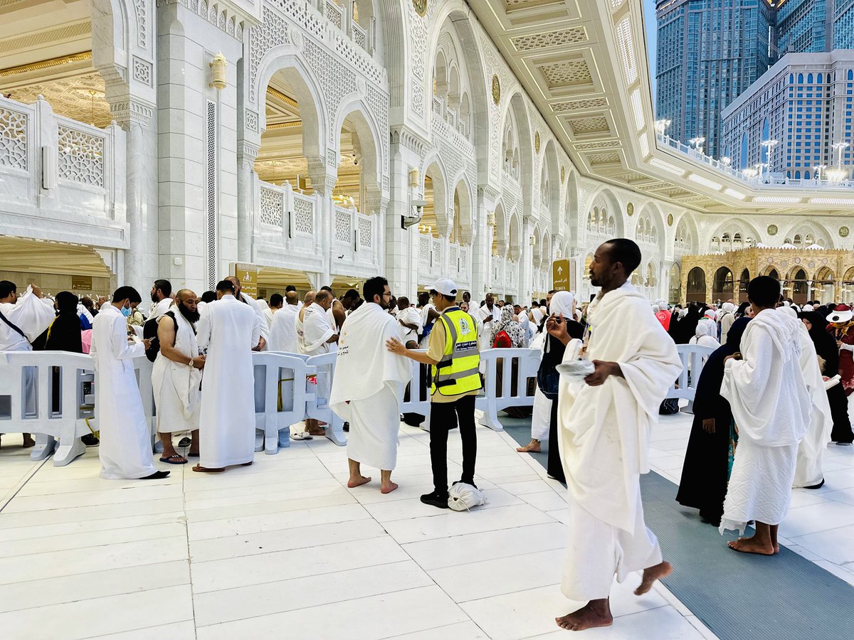 obooah2020's tweet photo. #صور 
في أول أيام عيد الأضحى المبارك، يواصل سفيرا #جمعية_أبوة جهودهم التطوعية في خدمة ضيوف الرحمن ضمن مبادرة #عطاء_وإثراء لموسم #حج 1447هـ، بروحٍ مليئة بالعطاء والمسؤولية، مجسدين قيم العمل التطوعي وخدمة الوطن وضيوفه بكل فخر 🇸🇦

نسأل الله لهم التوفيق والقبول وأن يجعل ما يقدمونه في موازين حسناته