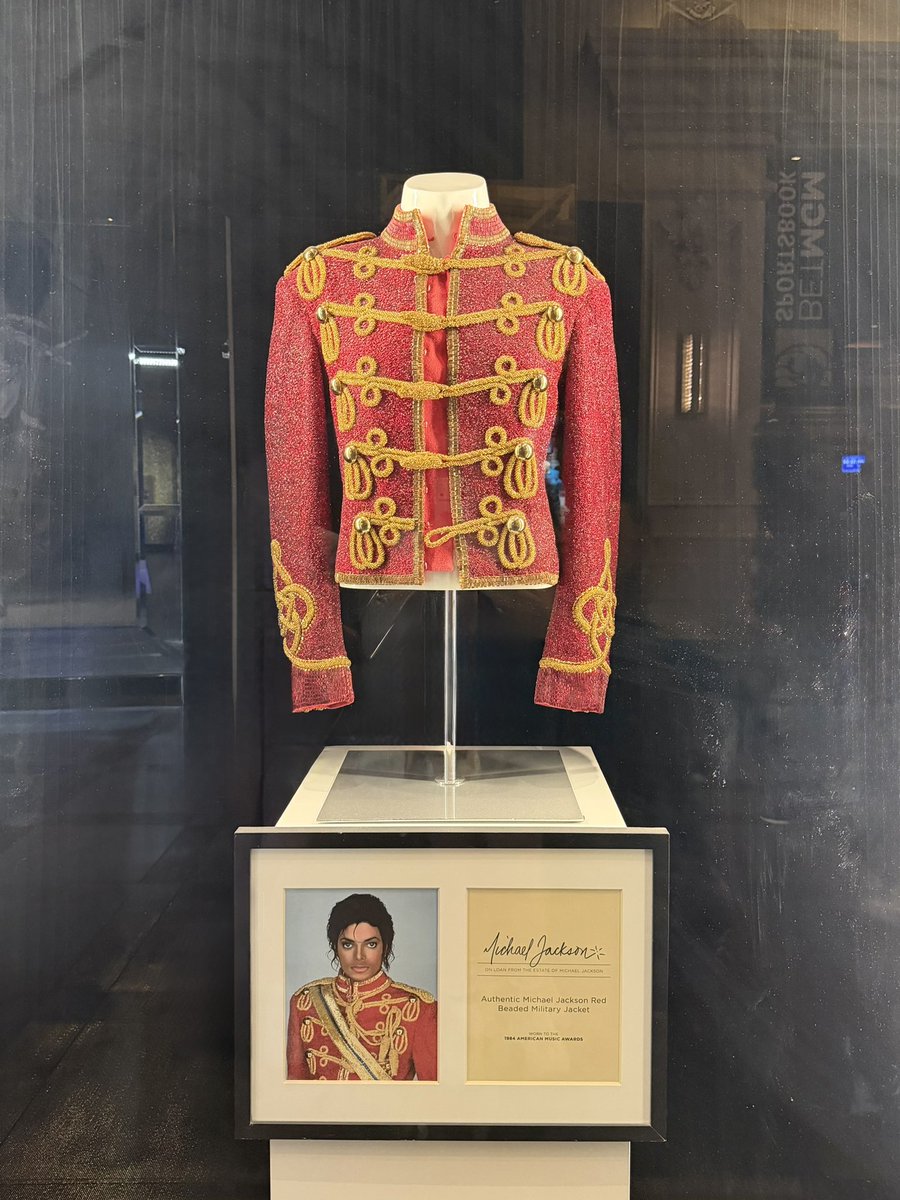 peacelovemjj's tweet photo. seeing this jacket in person is always so astonishing. personally this is my favorite michael jacket 😍 https://t.co/uzW6t8jDPo