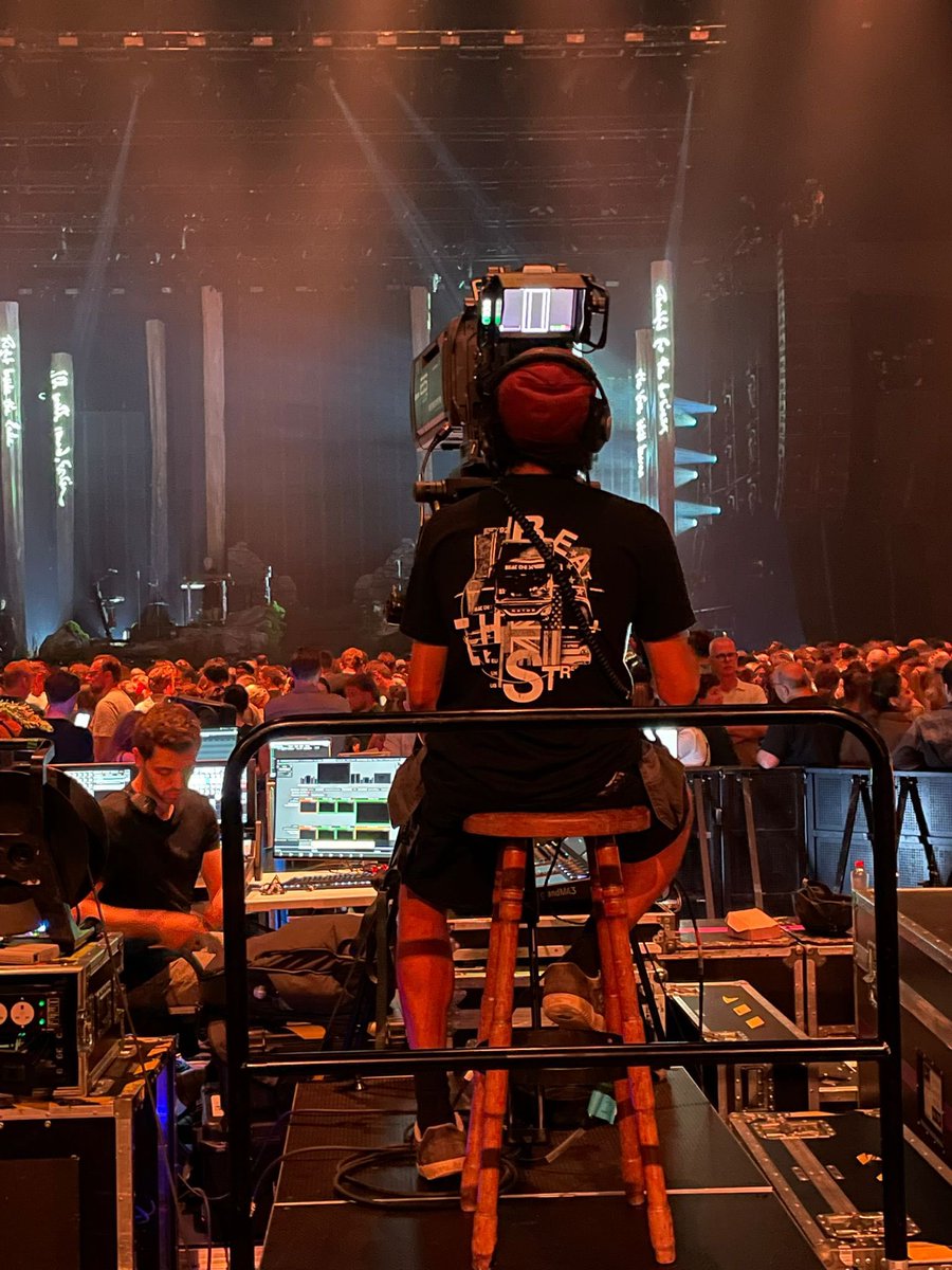 Yannickmasson's tweet photo. @AFASLive bij @DermotKennedy moi eem, stoeltjes van 80 euro, eerste rang… zeiden ze… vrij zicht zeiden ze… 😅 https://t.co/Hujj6I2XdS