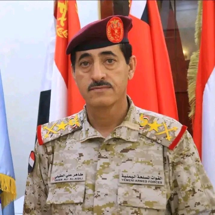 Huseinalfdl's tweet photo. جلال عبدربه منصور هادي 

الاخ الفريق الركن د. طاهر العقيلي

قطع الأعناق ولا قطع الأرزاق.. رواتب الجيش والأمن خط أحمر!
​مهما كانت المبررات واهية، ومهما كانت الترتيبات خلف الكواليس ملتبسة أو معقدة، لكن تأخير رواتب أفراد وضباط الجيش والأمن جريمة بحق الوطن، وأمر مرفوض لا يمكن تجاوزه أو التغاضي عنه!
​هؤلاء الرجال الذين يبيتون على الطوى، ويلتحفون السماء في الجبهات والنقاط ومواقع الشرف لحمايتكم وحماية هذا الوطن، لا يستحقون منكم هذا الجحود والنكران. المرتب ليس مكرمة من أحد، بل هو أدنى حقوقهم الشرعية والقانونية والإنسانية لقاء دمائهم وأرواحهم التي يقدمونها رخيصة كل يوم.
​كيف تطالبون جندياً بحفظ الأمن وحماية السيادة، وأطفاله يتضورون جوعاً؟ كيف تنتظرون انضباطاً عسكرياً ممن سُلبت منه لقمة عيش أسرته؟ إن سياسة التجويع الممنهج لأفراد القوات المسلحة والأمن هي طعنة في ظهر الاستقرار، وخدمة مجانية لأعداء الوطن.
​كفى استهتاراً بصبر الأبطال! وعليكم بالتحرك العاجل والفوري لصرف الرواتب بانتظام ودون أي تسويف. كرامة الجندي من كرامة الوطن، ومن يفرط بحقوق حماته، لا يؤتمن على سيادته