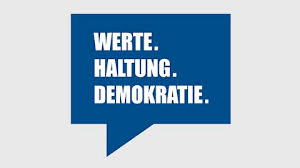 ExilFlavius's tweet photo. Der Journalist Constantin Schreiber und die Islam-Wissenschaftlerin Professor Susanne Schröter diskutieren im nachfolgend verlinkten Video-Beitrag den  autoritären Einfluss der post-kolonialer (#postcolonial) Narrative, die auf deutschsprachige Universitäten  unhinterfragt gelehrt und somit weiterverbreitet werden.   

Die inzwischen oft als „Woke“ verballhornte politische Bewegung erscheint mehr und mehr jenem Mechanismus ähnlich, den Hannah Arendt in ihrem Bericht über die „Banalität des Bösen“ beschrieben hat.   

Daraus folgt die Frage: Wenn eine Ideologie allein Mitläufertum erzeugt und die persönliche Integrität aus der Sorge vor Unannehmlichkeiten geopfert wird, auf welchem Fundament steht die viel beschworene „wissenschaftliche Freiheit“ besonders in dem Lager das für sich den „Unsere Demokratie“ Slogan beansprucht? 🤔

@ConstSchreiber, @susannschroeter

Link: https://t.co/nnhGI47SNZ

Hashtags:  #Opferfest (Eid Mubarak), #Merkel, #Merz, #Wüst, #Wahlrecht