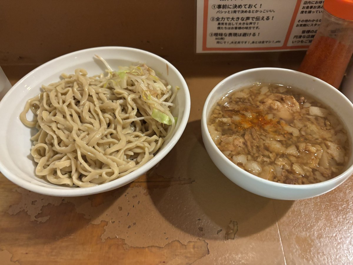 load_garu's tweet photo. いつも通りに起きて仕事行く準備して家出て思い出した…今日は0時からだった…

じゃ仕事前に腹ごしらえと思い、締め30分前に滑り込んでつけ麺頂いて来ました。

ニンニクと完飲は避けましたが250ペロリといただきました。
ごちそうさまでした。
#夢を語れ松山 https://t.co/zN3FQDLy2M