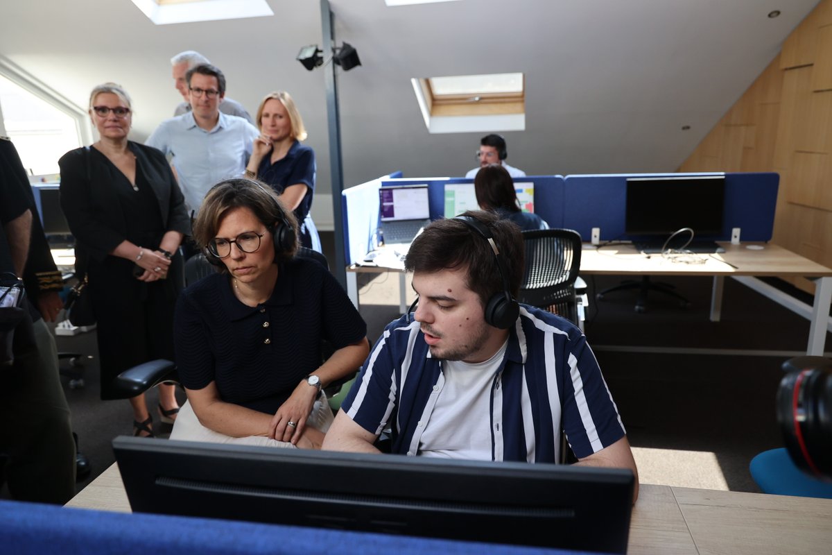 Prefet54's tweet photo. 🇫🇷 Ce mercredi 27 mai, Camille GALLIARD-MINIER, ministre déléguée chargée de l'Autonomie et des Personnes handicapées, était en visite officielle en Meurthe-et-Moselle pour une matinée d'échanges et de visites aux côtés des professionnels et des bénévoles engagés au quotidien.

Au cœur de cette journée:
💡 L'innovation au service du handicap avec Fab'Lab et avec l’EEAP Le Bois Fleuri de l’association Jean-Baptiste THIERY.
🤝 Les enjeux de la bientraitance partagés avec les équipes de l’EHPAD Notre-Dame du Bon Repos.
📞 Le déploiement national du 3133, le numéro d'appel contre les maltraitances des adultes vulnérables, avec le personnel du centre d’écoute Qualisocial, basé à Nancy.

Un grand merci à ces différentes structures pour leur dévouement constant en faveur de l'autonomie !