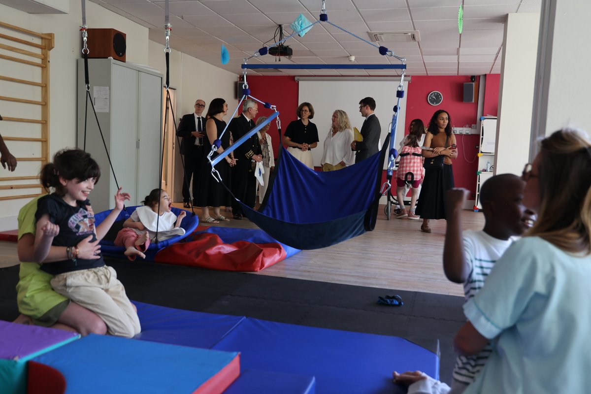Prefet54's tweet photo. 🇫🇷 Ce mercredi 27 mai, Camille GALLIARD-MINIER, ministre déléguée chargée de l'Autonomie et des Personnes handicapées, était en visite officielle en Meurthe-et-Moselle pour une matinée d'échanges et de visites aux côtés des professionnels et des bénévoles engagés au quotidien.

Au cœur de cette journée:
💡 L'innovation au service du handicap avec Fab'Lab et avec l’EEAP Le Bois Fleuri de l’association Jean-Baptiste THIERY.
🤝 Les enjeux de la bientraitance partagés avec les équipes de l’EHPAD Notre-Dame du Bon Repos.
📞 Le déploiement national du 3133, le numéro d'appel contre les maltraitances des adultes vulnérables, avec le personnel du centre d’écoute Qualisocial, basé à Nancy.

Un grand merci à ces différentes structures pour leur dévouement constant en faveur de l'autonomie !