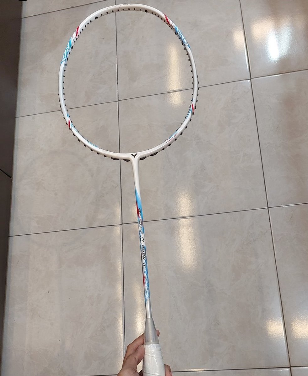XChazu's tweet photo. @punyaputtt Hiii kak kebetulan aku wts raket victor thruster series k, baru beli di tahun 2025 november, pemakaian 2x harga asli 1.090 kujual 750k nego tipis free ongkir sama free tas victor https://t.co/ntvEHgRWmp