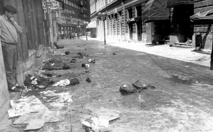 e_secer's tweet photo. 27.05.1992'de Saraybosna'da ekmek kuyruğunda bekleyen 26 masum insan düşman bombasından hayatını kaybetmişti, 108 kişi de yaralanmıştı. 

Unutulmasın, unutturulmasın ! https://t.co/0EFNnYNmh8