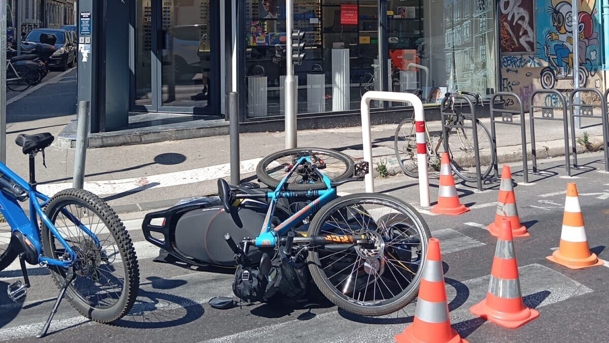 laprovence's tweet photo. Refus d’obtempérer à Marseille : un policier municipal percuté par des adolescents à scooter
👉 https://t.co/W81mZfiPdu https://t.co/KqHZHh0yw9