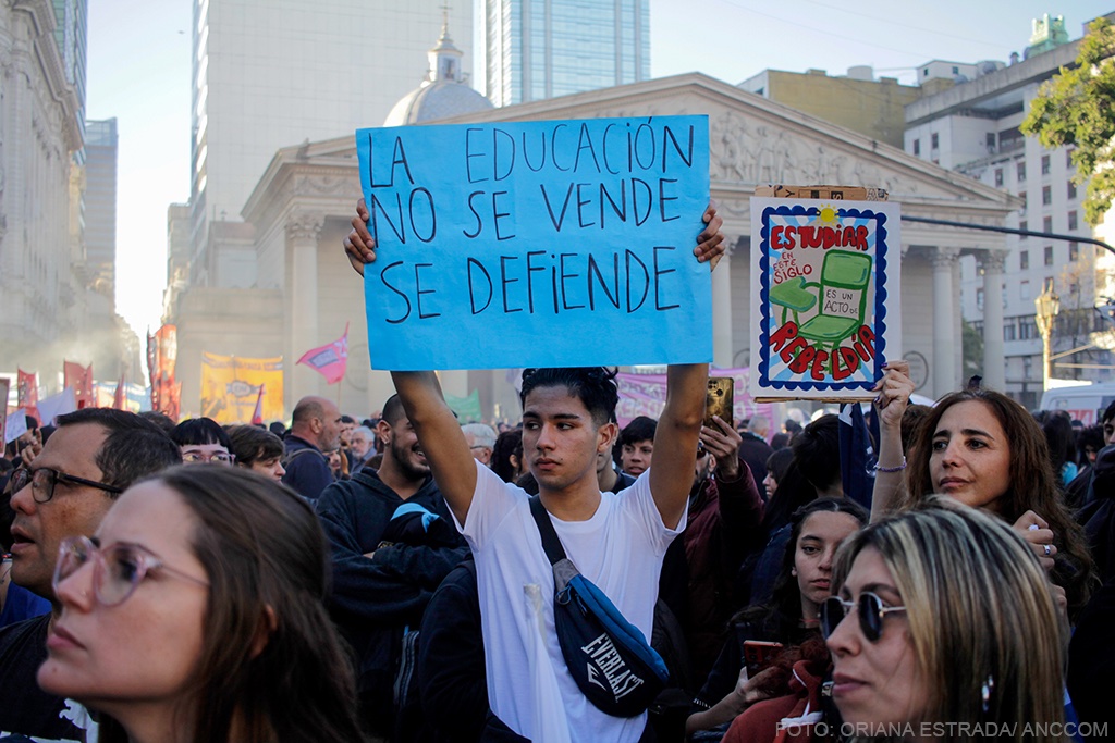 AnccomNoticias's tweet photo. 🎓 Continúa el paro universitario con clases públicas frente a Tribunales y toma de colegios, mientras el sector nodocente parará este viernes en reclamo del financiamiento postergado. 

✍️ Daiana Salvatore  
📷 @pieldcereza  / Archivo ANCCOM   

👉https://t.co/UBhkX4yXW0 https://t.co/4Cpx3cJnDu
