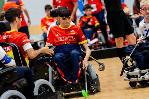 FEDEDDF's tweet photo. Una victoria y una derrota en la primera jornada del Mundial de #hockey en silla de ruedas eléctrica

Italia 🇮🇹 16- 3 🇪🇸 España 
España 🇪🇸 10-9 🇩🇰 Dinamarca

Gracias a @biogen por acompañarnos en este viaje a Pajhulati 🇫🇮 https://t.co/HxAx9ieVwn