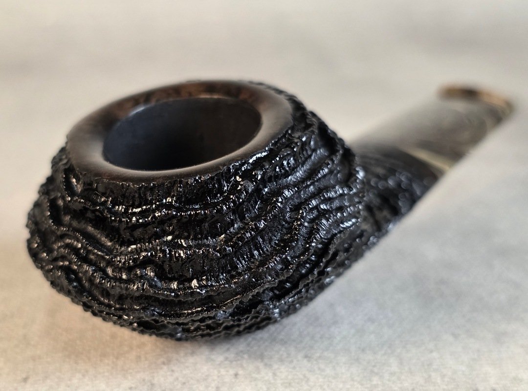 WCannoy's tweet photo. New today, this Cardinal House Pocket Eskimo with Limited Edition Ebonite is available right now at https://t.co/LxwBL7rczk!
#pipemaking #pipemaker #artisanpipes #briarpipes #handmadepipes #handmade #handcrafted #cardinalhousepipes #tobaccopipes #pipetobacco #pipes https://t.co/1re9ZsLAcy