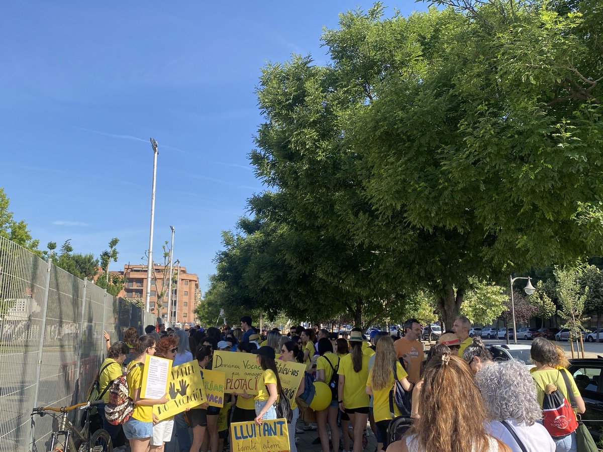 OJS_Lleida's tweet photo. 📸 Recull d’imatges de la jornada de vaga d’avui a Lleida!

#27M La vaga educativa és lluita de classes! https://t.co/L2HrFXSVis