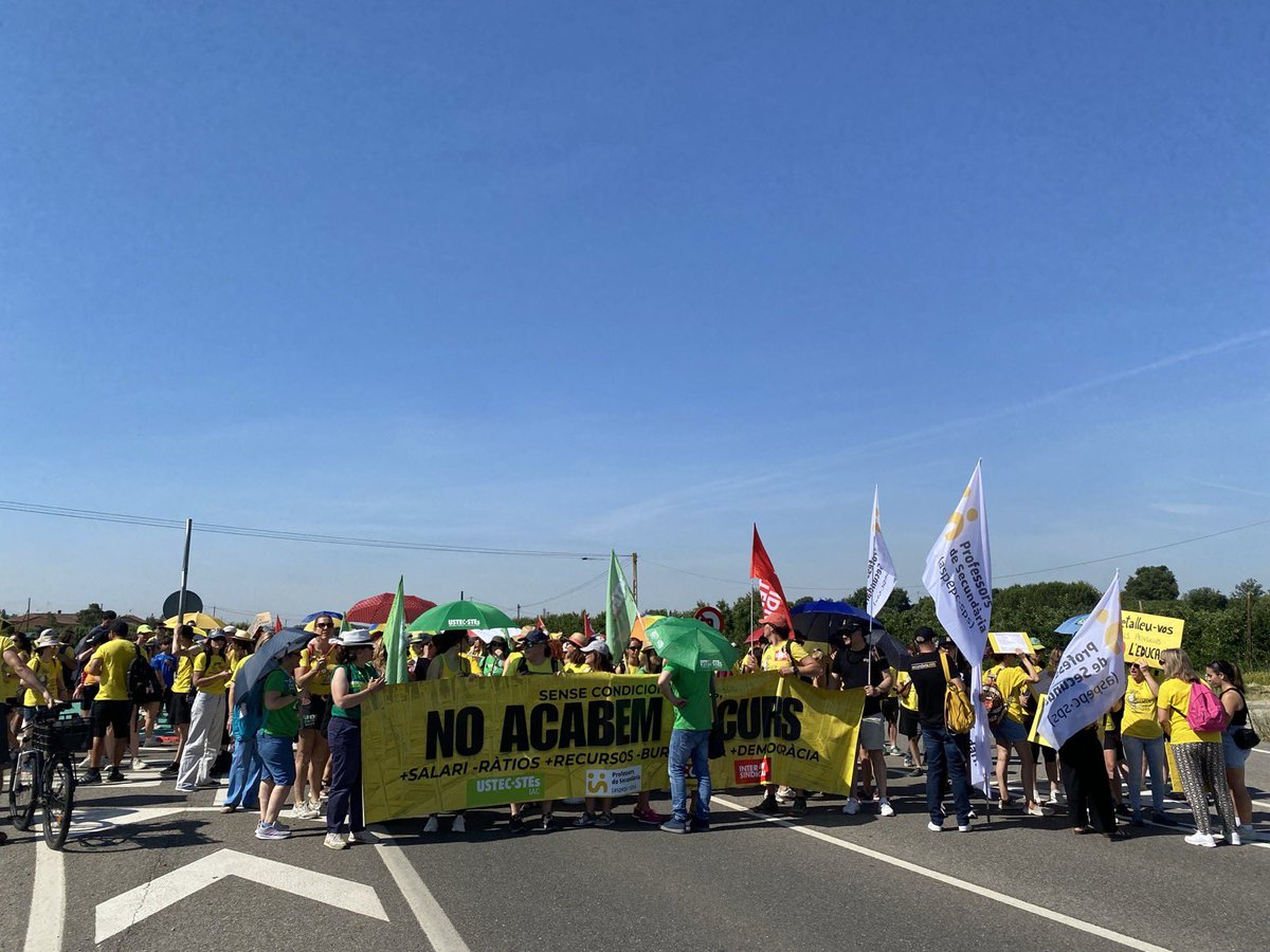 OJS_Lleida's tweet photo. 📸 Recull d’imatges de la jornada de vaga d’avui a Lleida!

#27M La vaga educativa és lluita de classes! https://t.co/L2HrFXSVis
