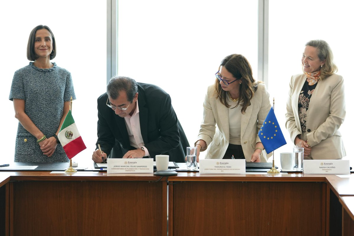 SENER_mx's tweet photo. 📢 #Comunicado | El Banco Europeo de Inversiones firma un acuerdo con la Secretaría de Energía para impulsar inversiones energéticas clave.
🔗 https://t.co/lPg7qUaR3s https://t.co/TpNzjO4wIO