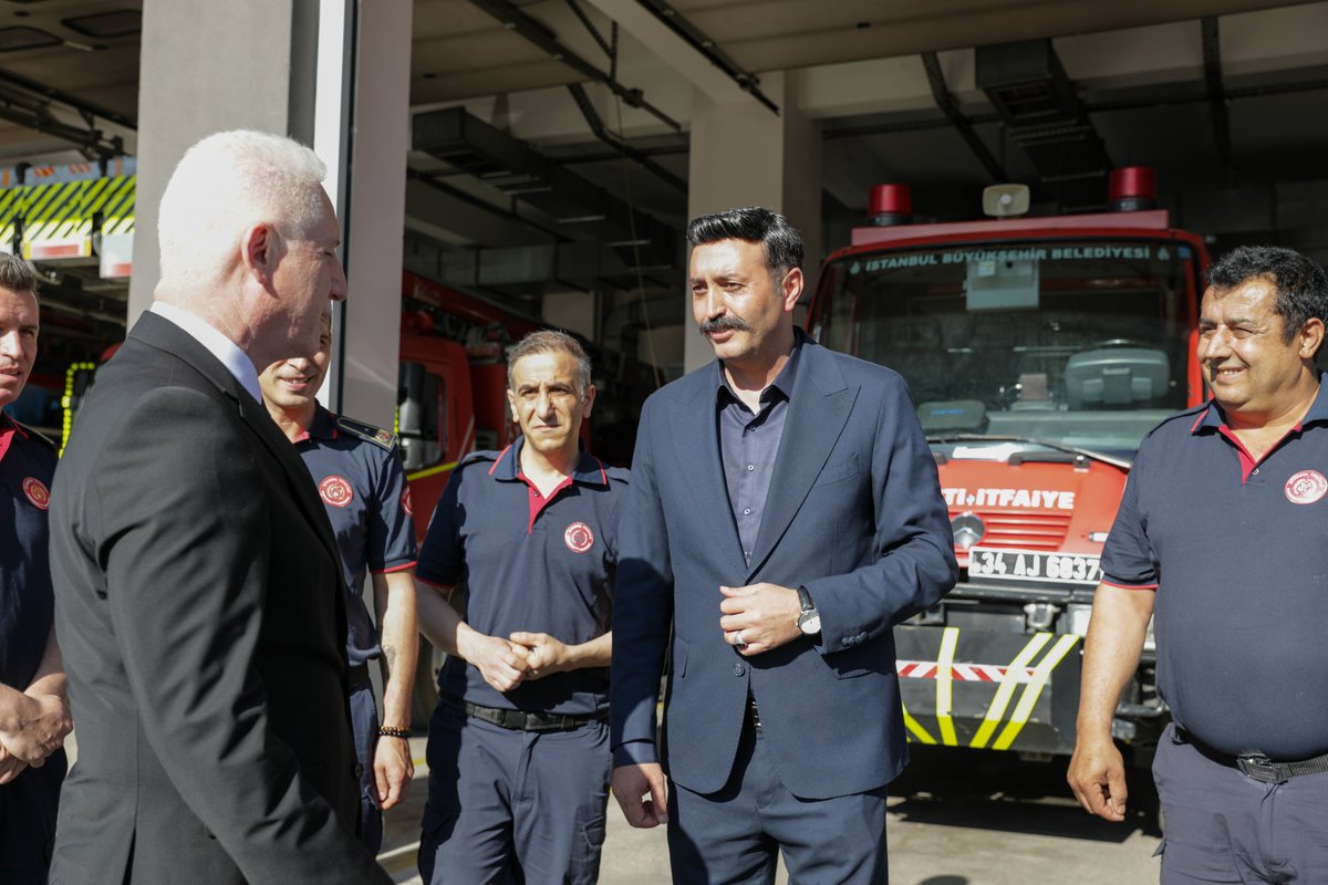 ibbitfaiye's tweet photo. İstanbul Valimiz Davut Gül, bayramda görevi başında olan 112 Acil Çağrı İtfaiye Komuta Merkezi ve Alibeyköy İtfaiye İstasyonumuzdaki personelimiz ile bayramlaştı. .🚒🍬 https://t.co/v5VI8gSkUS