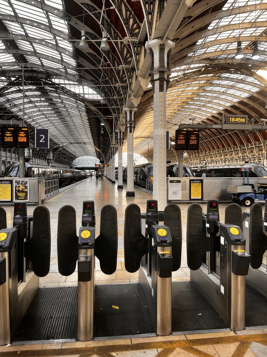 JakeOnRailways's tweet photo. Paddington likely qualifies as one of my favourite London terminus stations, or possibly even of all of them in the country.

Shame there’s an IET waiting on most platforms… 😭 https://t.co/1xlA7xjSWB