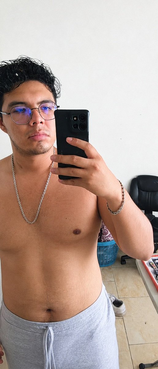 RodrigoDeheza1's tweet photo. La dieta está funcionando 💪🏻🤓 https://t.co/4z7UqmcXut