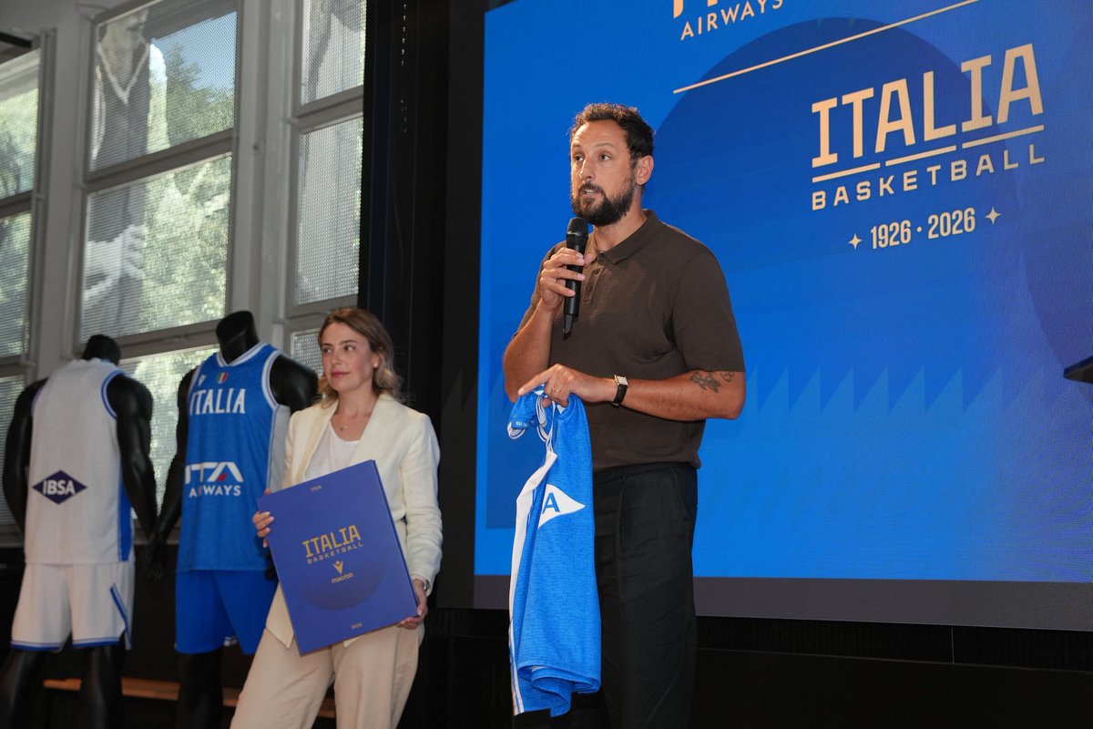 marcobelinelli's tweet photo. Un onore essere presente alla presentazione della nuova maglia azzurra . Un momento pieno d emozioni .
Un caloroso in bocca al lupo a coach Banchi e coach Capobianco e a tutti i ragazzi e ragazze 
Sempre Forza Italia 💪🏼 🇮🇹 https://t.co/pj7nUY2BR1