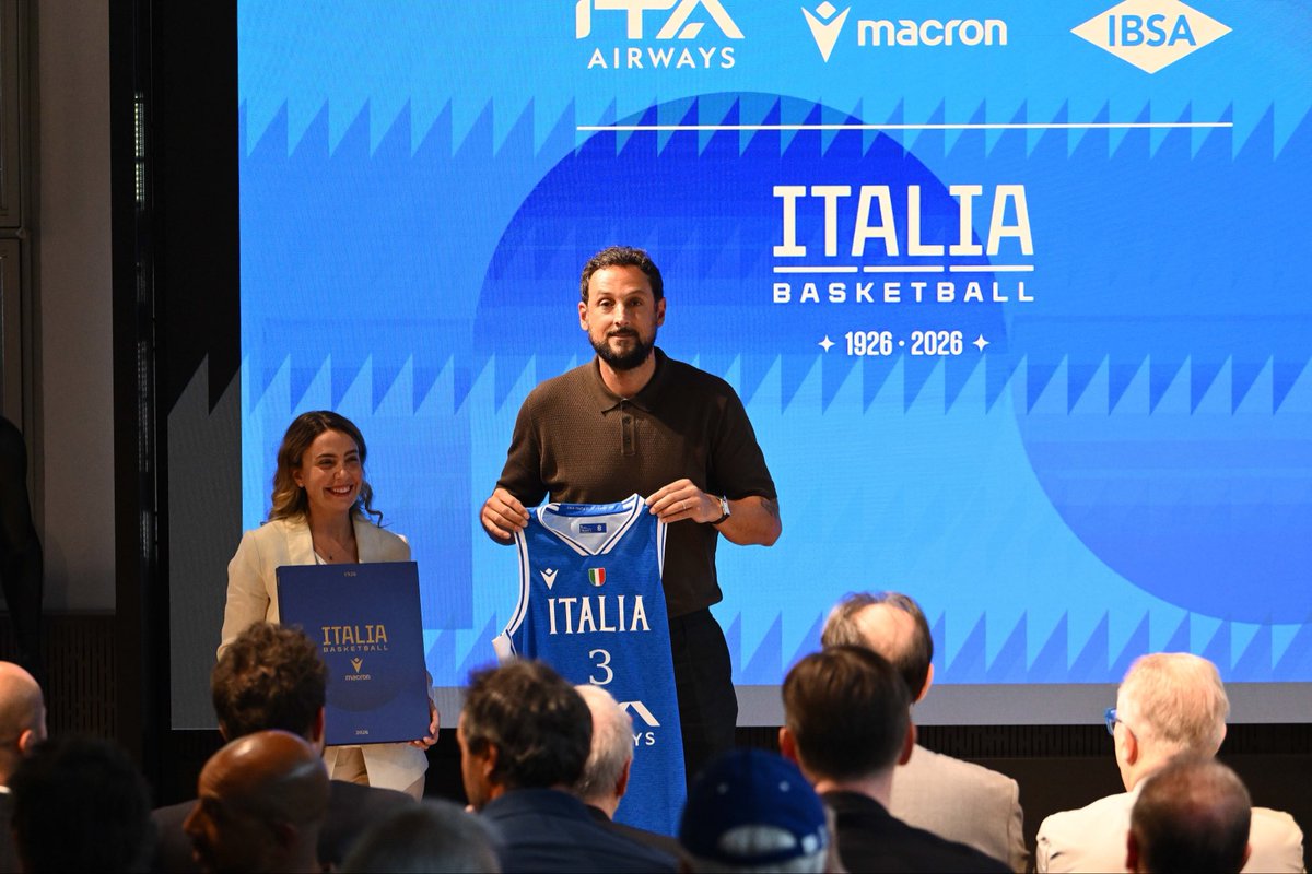 marcobelinelli's tweet photo. Un onore essere presente alla presentazione della nuova maglia azzurra . Un momento pieno d emozioni .
Un caloroso in bocca al lupo a coach Banchi e coach Capobianco e a tutti i ragazzi e ragazze 
Sempre Forza Italia 💪🏼 🇮🇹 https://t.co/pj7nUY2BR1