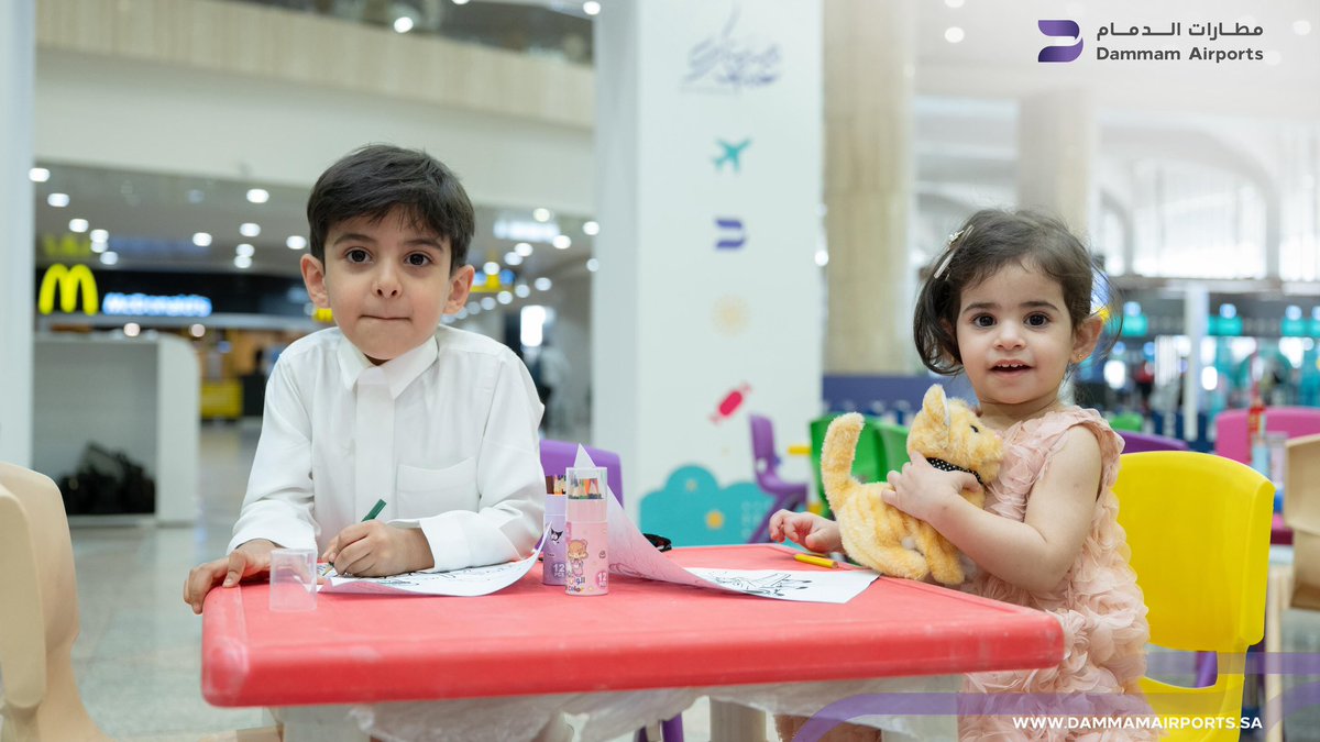 DACOKSA's tweet photo. بقلوب تملؤها البهجة والسعادة استقبلنا مسافرينا في #مطار_الملك_فهد_الدولي احتفالاً بـ #عيد_الأضحى_المبارك https://t.co/uOu3ZsfrRj